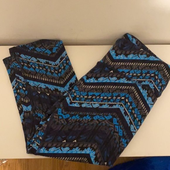 Alo Airbrushed Performance Seaport print Capris - Picture 5 of 12